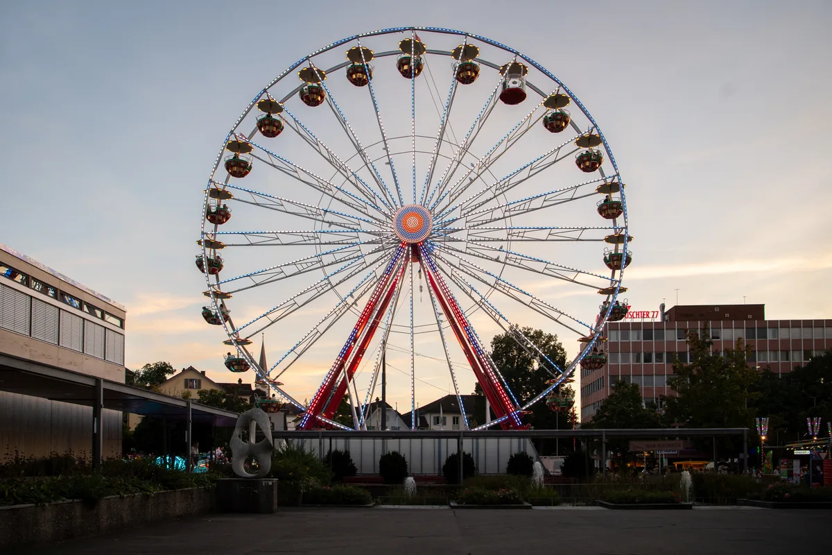 Ein Riesenrad  steht auf einem Platz in Uster.